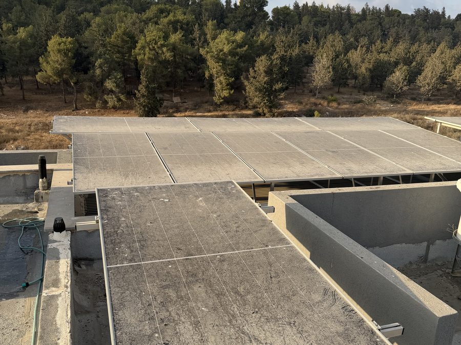 פאנלים סולאריים מכוסים בשכבת אבק אחידה לפני השטיפה - קריית אתא